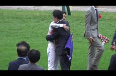 【天皇賞秋2024】松島オーナーと抱き合って喜ぶ武豊騎手 ドウデュース【現地 口取り式】