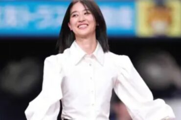 始球式の捕手役で話題となった長身美女　打ってもすごかった　左打席で“ホームラン”直撃