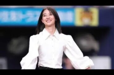 始球式の捕手役で話題となった長身美女　打ってもすごかった　左打席で“ホームラン”直撃