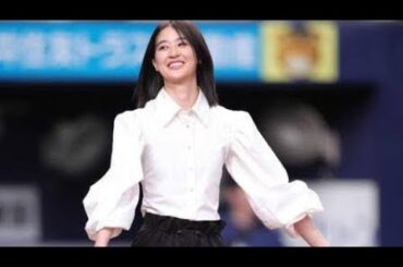 始球式の捕手役で話題となった長身美女　打ってもすごかった　左打席で“ホームラン”直撃