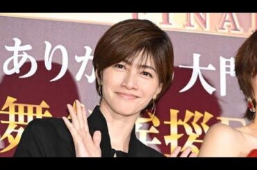 ＜内田有紀＞ミニワンピ×ジャケットの黒コーデで美脚すらり　ロールアップ袖でバングルが映える装い