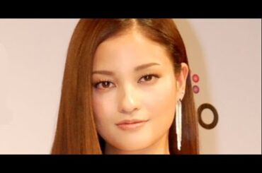 B1- 黒木メイサ、超ミニ丈で美麗な“ナマ脚”あらわ「ヤバ～い」「うつくちい」 ハワイで美脚全開ショット