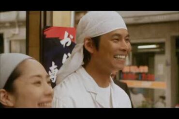 唐揚げ屋に扮装する青島俊作と恩田すみれ　「踊る大捜査線 THE FINAL」