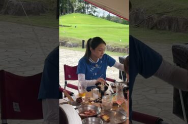 ゴルフ場で二郎系ラーメンを堪能する笹井千織🍜✨ラウンド後の疲れた体に染み渡る✨#セントフォースゴルフクラブ #ゴルフ #golf #ゴルフ女子#笹井千織 #二郎系ラーメン
