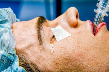 【映画紹介】心臓移植手術を受けている裕福な若者が、医療チームが自分を殺害するつもりであることを発見する。