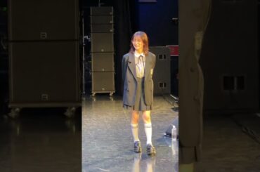山本彩 メガネに制服スカート姿#可愛い #制服 #山本彩