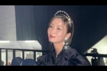 岡崎紗絵、華やかなブラックワンピ姿が「やば！プリンセス！」「綺麗すぎる！」と話題　脚組みポーズも