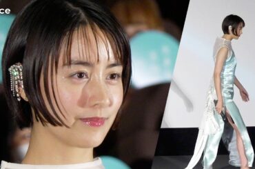 山本美月、美スタイル際立つ深スリットスカート　子育てエピソードも