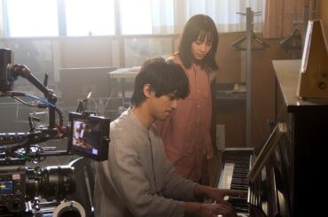 横浜流星の華麗なピアノ演奏に広瀬すずも聞きほれる！？　『片想い世界』