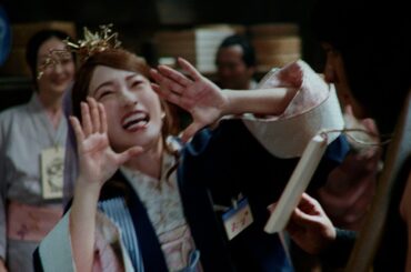 川栄李奈、三太郎CMで「ろう村の便利な店」店員に！au×ローソンのコラボCM「アゲアゲの店」編が公開