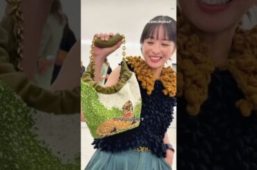 「ロエベ（LOEWE）」が2025年春夏コレクションショーをパリで開催💌来場した俳優の清野菜名さんにショー直後、感想やパリで美味しかったもの、さらに今の気分を表すポーズまで披露していただきました💕