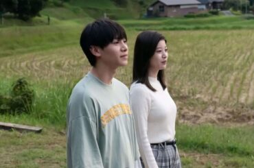 納屋に閉じ込められた馬場ふみか“アリスさん”と佐藤瑠雅“晴海”は、1枚の毛布で寒さをしのぐ＜アリスさんちの囲炉裏端＞