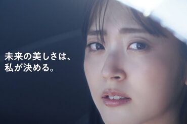 鈴木愛理、海辺で美肌輝くノースリーブ姿！“最強の日傘”で日差しをカット　日傘シリーズ『UVO』新WEBムービー