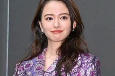 山本舞香、変形ワンピからスラリ美脚大胆披露「着こなせるのがすごい」「スタイル良すぎ」の声