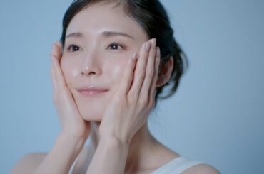 松岡茉優、透き通る“美肌”輝く！CMインタビュー&メイキング映像を公開　角質美容液『タカミスキンピール』新CM