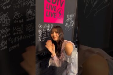 サインをお書きになられる小坂菜緒ちゃん