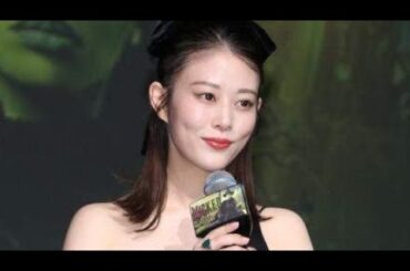 ＜高畑充希＞スリットから美脚すらり　ワンショルダーのブラックドレスで美背中も披露