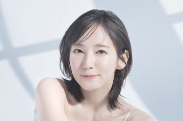 吉岡里帆、白のキャミソールを爽やかに着こなし美デコルテ見せ　ナチュラルなアイメークのビジュアルが公開