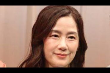 ＜原田知世＞首元リボンのふんわりトップス　大人可愛い水色コーデ、足元はピンクパンプス