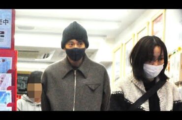 「顔、小さっ！！」…向井理＆国仲涼子　買い物客が思わず二度見した”昼下がりのショッピング”