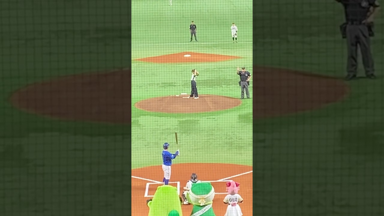 山下美月のダイナミックなフォームで球場を沸かせた始球式 #山下美月 #ピッチャー #プロ野球 #日本シリーズ #乃木坂46 #始球式 #いいね #かわいい