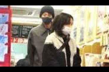 「顔、小さっ！！」…向井理＆国仲涼子　買い物客が思わず二度見した”昼下がりのショッピング”