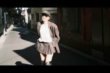 B1- 50歳・吉瀬美智子、“絶対領域”のぞくミニスカ姿「Happy 50th birthday, Michiko!」