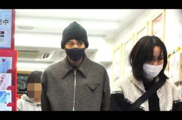 「顔、小さっ！！」…向井理＆国仲涼子　買い物客が思わず二度見した”昼下がりのショッピング”