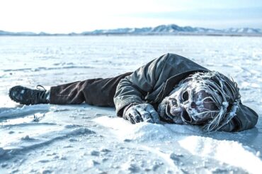 【映画紹介】2045年、地球は凍りついた荒れ地と化し、人類は飢餓と絶滅との絶望的な戦いの中で生き延びるために互いに狩りを行わなければならなくなります。