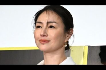 井川遥、高級ブランドで揃えたオールホワイトコーデがかっこいい！豪華俳優陣との３ショットも披露..