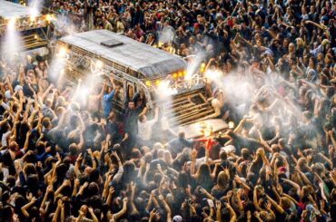 【映画紹介】世界的な疫病の後、ゾンビの大群が数ヶ月にわたってバスの中の一群の人々を逃げ場のない中に閉じ込めます。