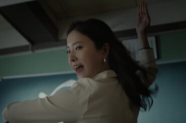 吉高由里子、CMで瓦割り初挑戦！メーキング映像も公開　「J:COM」新CM「ヨシタカ先生シリーズ」第5弾