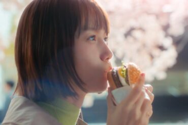 宮﨑あおい、今年も名曲「う、ふ、ふ、ふ、」に乗せ“てりたま”CM登場！年下男子を窓越しに翻弄！？　マクドナルド新CM「てりたま食べたら、春が来た」篇