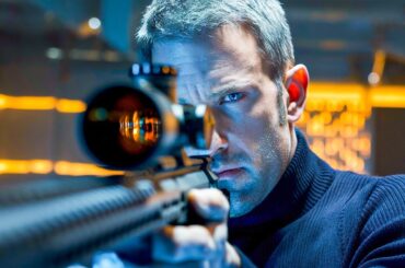 【映画紹介】彼らは、自閉症の謎めいた会計士を雇ったが、その男が致命的な精度と隠密作戦で訓練された伝説的なスナイパーでもあることに気づいていなかった。