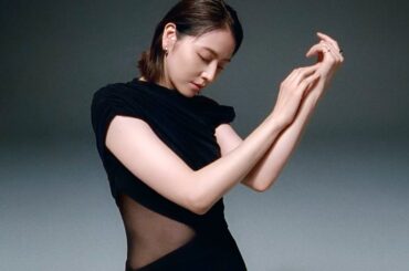 長澤まさみ、白と黒の大胆なカットとシースルーのドレスで魅了／SHISEIDO 新アルティミューン CM