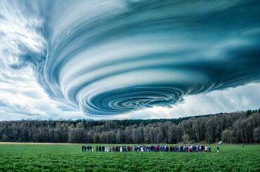 【映画紹介】猛暑の最中、不吉な雲が現れ、それが触れるもの全てを溶かす酸を降り注ぎ始めたため、人々は逃げ出す。