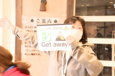 津波を想定して外国人観光客を避難誘導する訓練を実施　＝静岡市