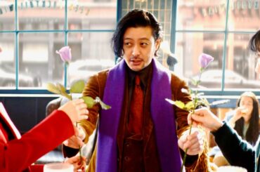 “花輪クン”オダギリジョー、広瀬すず＆伊藤沙莉にバラ「ベイビー」／サントリー「ザ・プレミアム・モルツ」CM