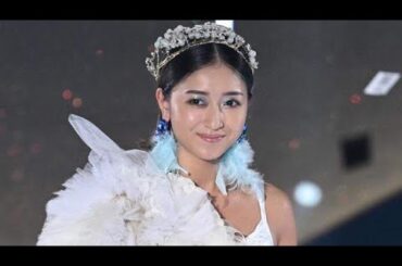 ＜みちょぱ＞ボリュームたっぷりドレスでゴージャスに　美脚もちらり