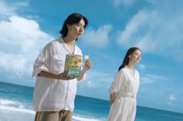 湖池屋プライドポテト「渚の夢中」篇 山﨑賢人さん・新木優子さん出演CM