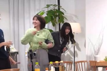 ごきげんな富田鈴花ちゃんに絡まれる小坂菜緒ちゃん