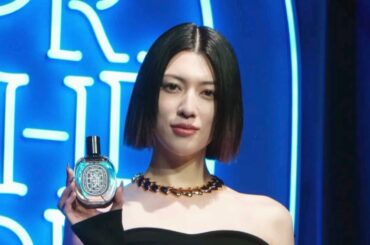三吉彩花、ベアトップドレスで肉体美を披露　香水を付ける位置は「手の甲とお腹」