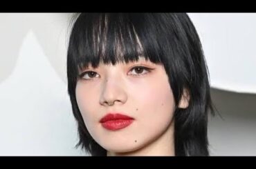 「新ビジュカッコ良すぎ」「BLEACHすぎる」小松菜奈、重め前髪姿に反響　韓国ブランド起用で別格存在感