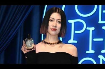 三吉彩花　大胆へそ見せ黒ドレス＆新ボブヘアで魅了　先日パリから帰国も「今すぐにでも戻りたい」