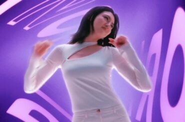 三吉彩花、激しいダンスで踊り狂う！耳に残るリズムで“のりのりのりダンス”を披露　湖池屋ストロング新TVCM「のりのりのりダンス」篇＆メイキング