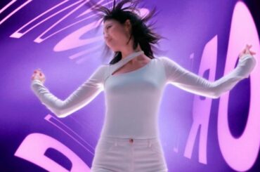 三吉彩花、デコルテカットの衣装で回転台のりのりダンス／湖池屋ストロング新CM＋インタビュー＋メイキング