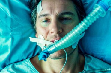 【映画紹介】車の事故後、男性は昏睡状態から目覚めると、自分の身元が盗まれていることに気づくとともに、自分の妻が詐欺師と結婚していることも発見します。