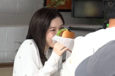 永野芽郁、至近距離まで近づくカメラに照れ！？「近いよ～」　モスバーガー新TV-CM「新とびきりトマト＆レタス　シャキッと！」篇