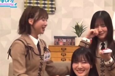 やっとゲットできたイカを持っていかれる小坂菜緒ちゃん