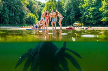 【映画紹介】警告のサインを無視した後、大学の友人たちは何かが潜んでいる水面下に囲まれた浮遊プラットフォームに閉じ込められる。